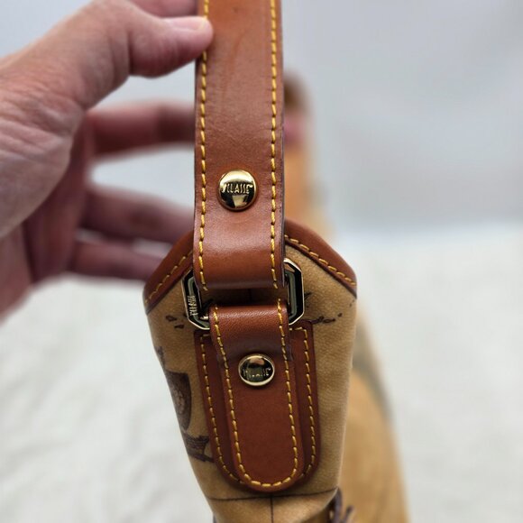 Geo Classic Shoulder Bag - Picture 11 of 12